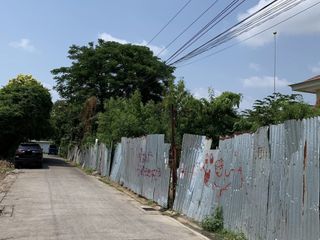 出售 土地 在 Phra Khanong, 曼谷