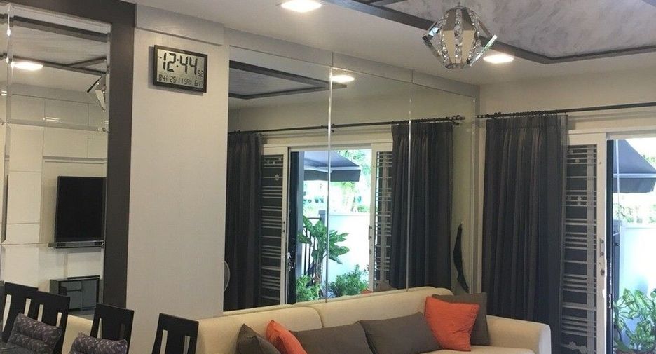 For sale 3 bedrooms townhouse in Bang Khun Thian, Bangkok