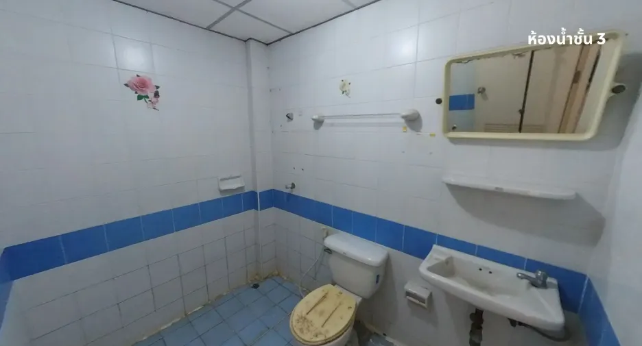 For sale 4 bedrooms townhouse in Mueang Samut Prakan, Samut Prakan