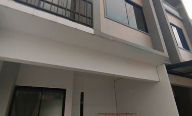 出售 和 出租 2 卧室 联排别墅 在 Mueang Pathum Thani, Pathum Thani