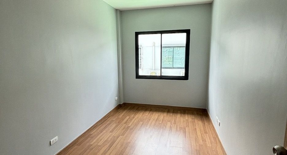 For sale 3 bedrooms townhouse in Nong Khaem, Bangkok