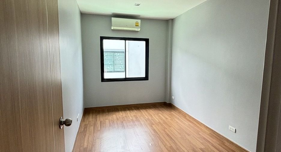 For sale 3 bedrooms townhouse in Nong Khaem, Bangkok