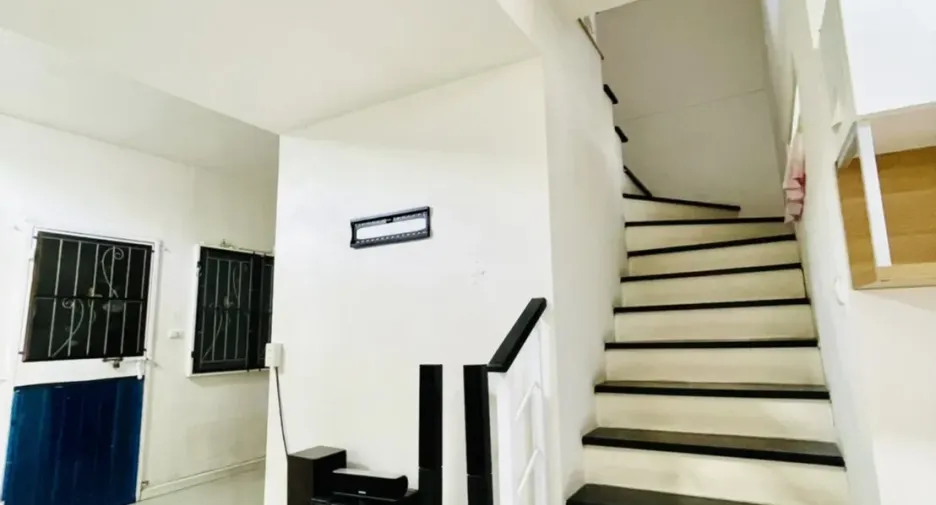 Casa adosada en venta de 3 habitaciones en Lam Luk Ka, Pathum Thani