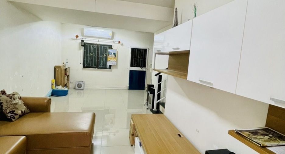 Casa adosada en venta de 3 habitaciones en Lam Luk Ka, Pathum Thani