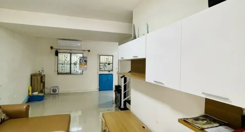 Casa adosada en venta de 3 habitaciones en Lam Luk Ka, Pathum Thani