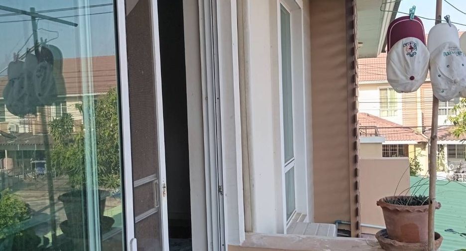 Casa adosada en venta de 5 habitaciones en Phutthamonthon, Nakhon Pathom