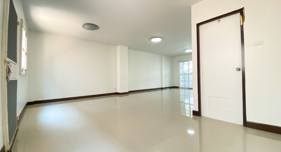For sale 3 ベッドルーム townhouse in Mueang Chon Buri, Chonburi