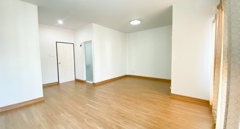 For sale 3 ベッドルーム townhouse in Mueang Chon Buri, Chonburi