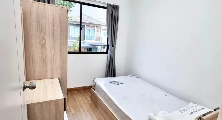 Casa adosada en alquiler de 3 habitaciones en Khlong Luang, Pathum Thani