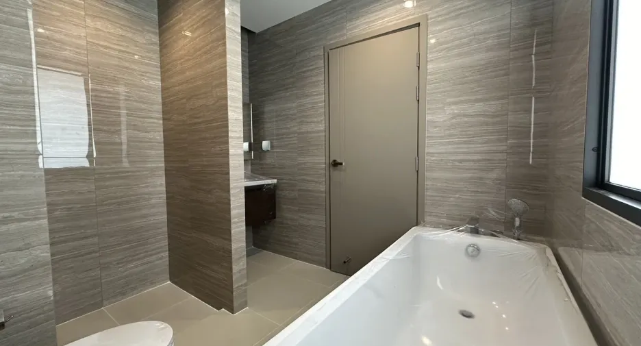 For sale 5 bedrooms house in Lat Krabang, Bangkok
