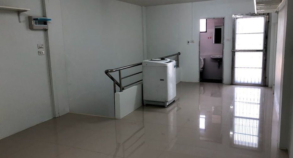 For sale 2 bedrooms townhouse in Mueang Nakhon Sawan, Nakhon Sawan