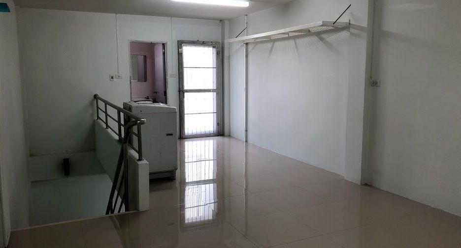 For sale 2 bedrooms townhouse in Mueang Nakhon Sawan, Nakhon Sawan