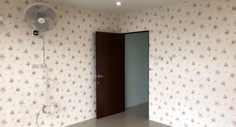 For sale 2 bedrooms townhouse in Mueang Nakhon Sawan, Nakhon Sawan