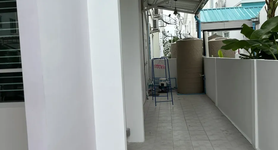 À vendre 3 chambres maison de ville à Phan Thong, Chonburi