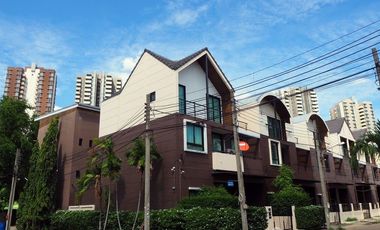À vendre 4 chambres maison de ville à Pak Kret, Nonthaburi