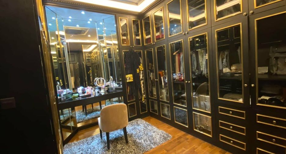 For sale 5 bedrooms house in Khan Na Yao, Bangkok