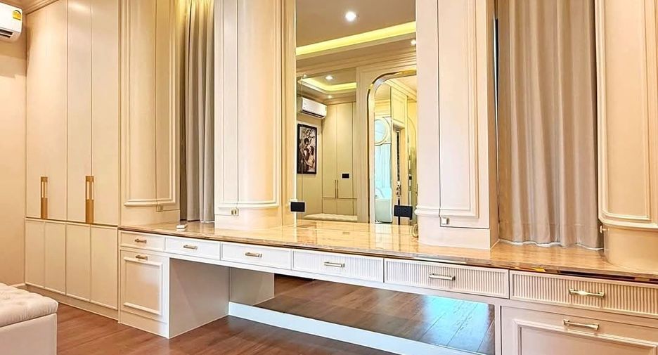 For sale 4 bedrooms house in Mueang Pathum Thani, Pathum Thani