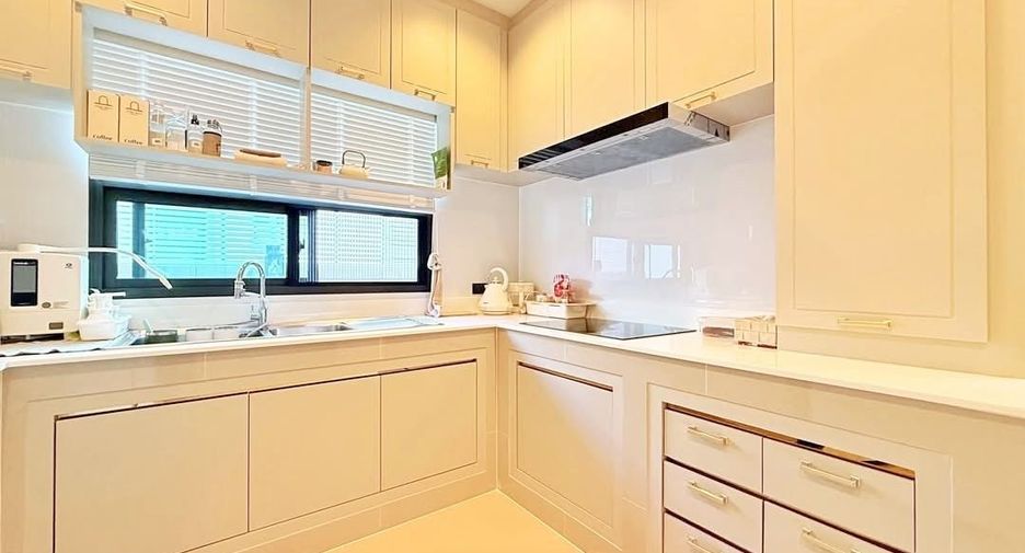 For sale 4 bedrooms house in Mueang Pathum Thani, Pathum Thani
