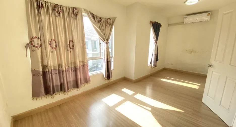 Casa adosada en alquiler de 3 habitaciones en Sam Phran, Nakhon Pathom