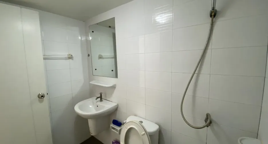 Casa adosada en alquiler de 3 habitaciones en Sam Phran, Nakhon Pathom