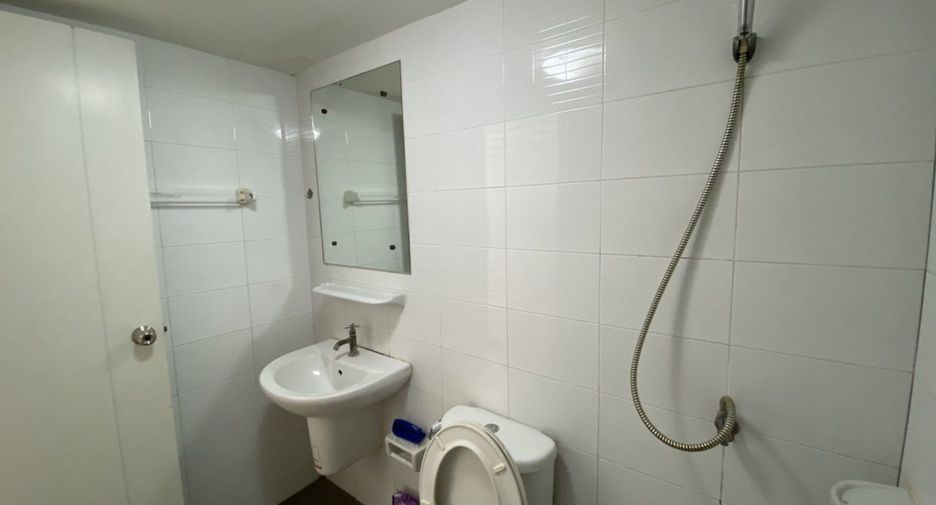 For rent 3 bedrooms townhouse in Sam Phran, Nakhon Pathom