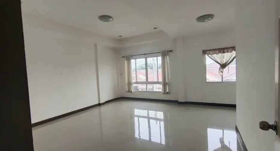 À vendre 3 chambres maison de ville à Sam Phran, Nakhon Pathom