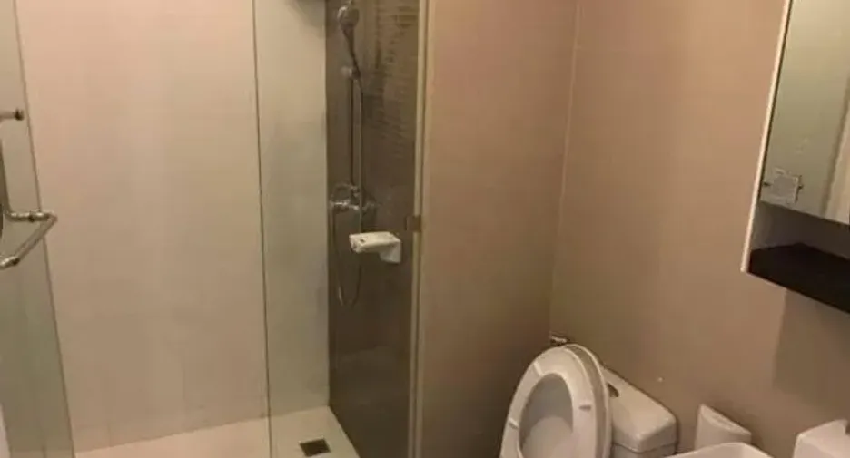 For sale 3 bedrooms condo in Khlong Toei, Bangkok