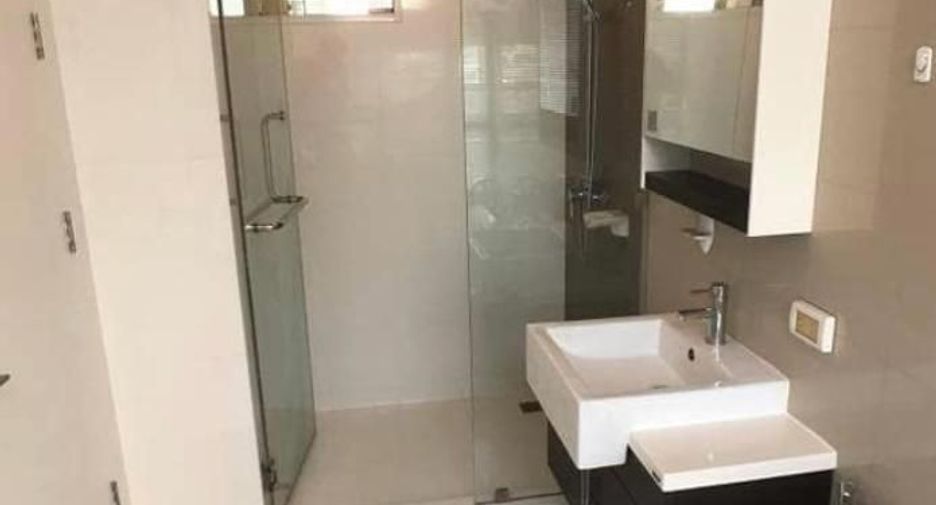 For sale 3 bedrooms condo in Khlong Toei, Bangkok