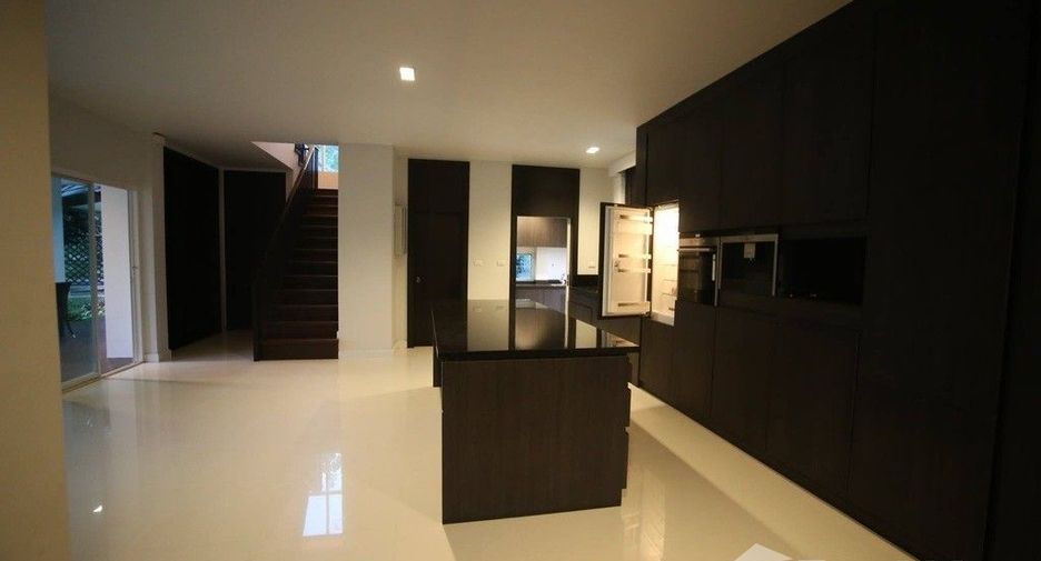 For sale 5 bedrooms house in Mueang Chiang Rai, Chiang Rai