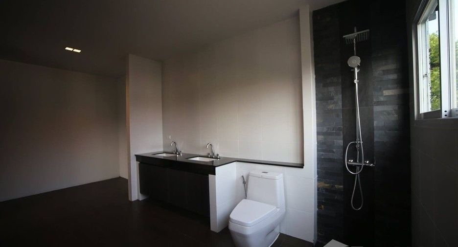 For sale 5 bedrooms house in Mueang Chiang Rai, Chiang Rai