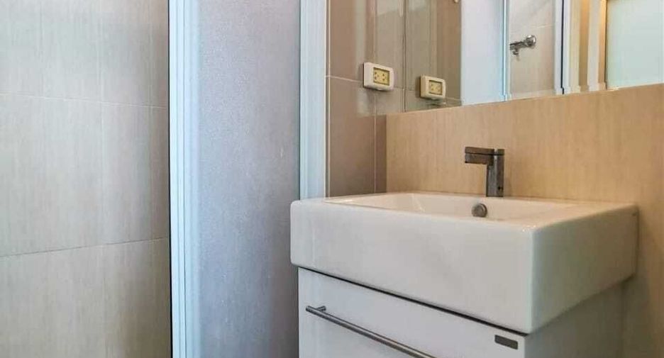 For sale 2 bedrooms condo in Huai Khwang, Bangkok