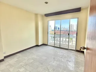 Condo en venta de 2 habitaciones en Bang Kapi, Bangkok