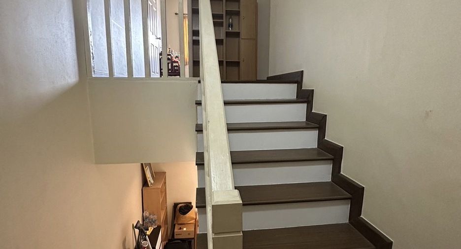For sale 5 bedrooms house in Mueang Nonthaburi, Nonthaburi