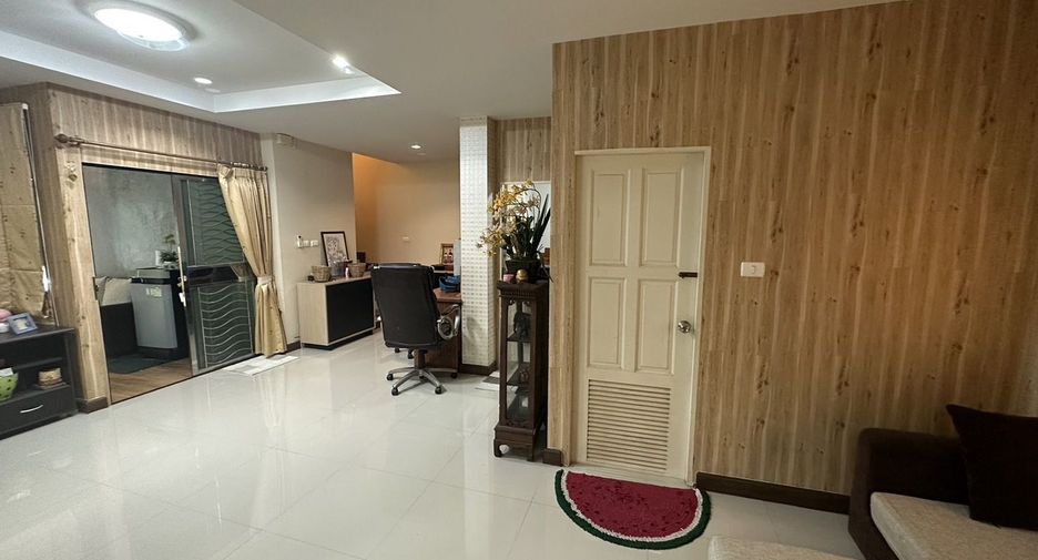 For sale 5 bedrooms house in Mueang Nonthaburi, Nonthaburi