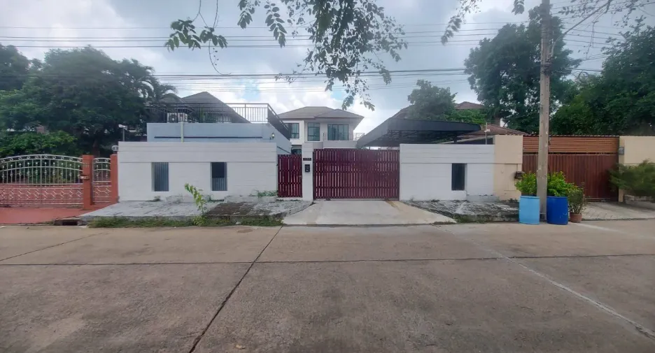 For sale 4 bedrooms house in Mueang Pathum Thani, Pathum Thani