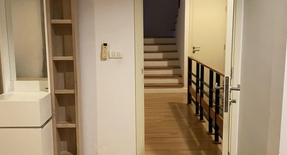 For rent 3 bedrooms townhouse in Mueang Nonthaburi, Nonthaburi