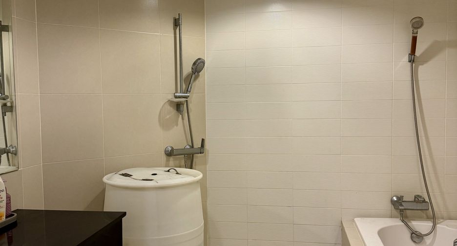 For sale 2 bedrooms condo in Huai Khwang, Bangkok