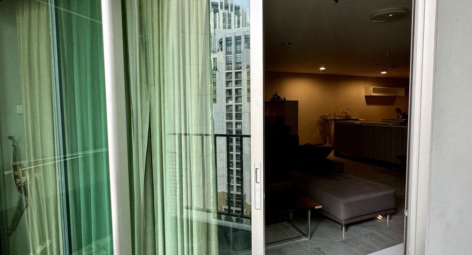 For sale 2 bedrooms condo in Huai Khwang, Bangkok