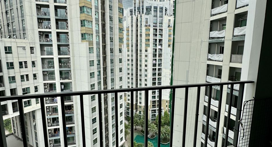 For sale 2 bedrooms condo in Huai Khwang, Bangkok