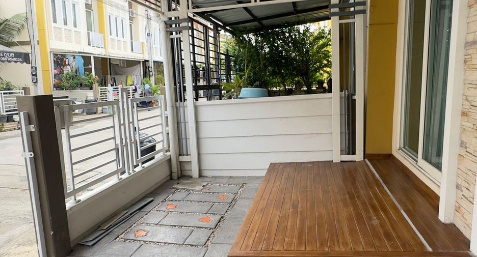 For sale 3 bedrooms townhouse in Mueang Samut Sakhon, Samut Sakhon