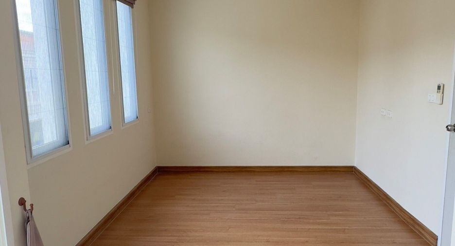 For sale 3 bedrooms townhouse in Mueang Samut Sakhon, Samut Sakhon