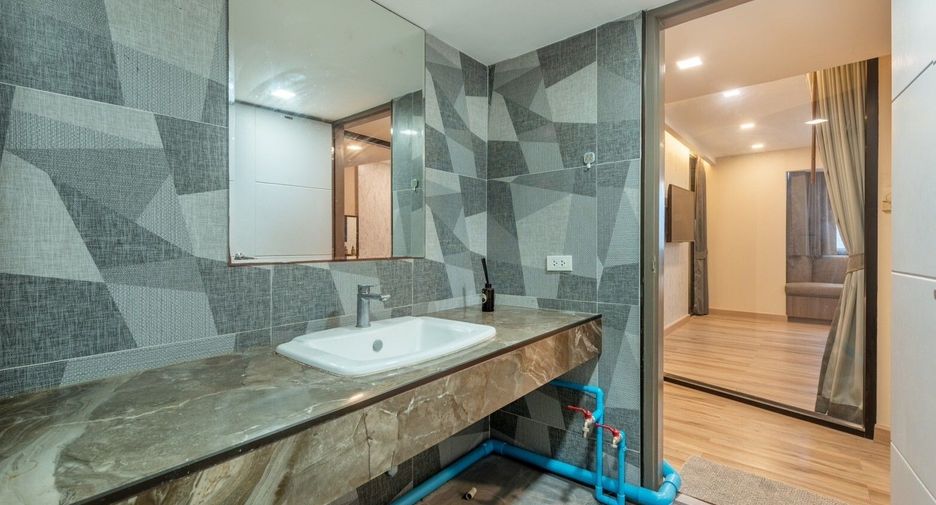 For sale 1 bed condo in Khlong Toei, Bangkok