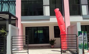 À vendre 3 chambres maison de ville à Bang Sao Thong, Samut Prakan
