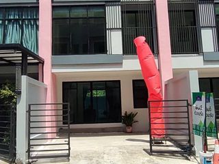 Casa adosada en venta de 3 habitaciones en Bang Sao Thong, Samut Prakan