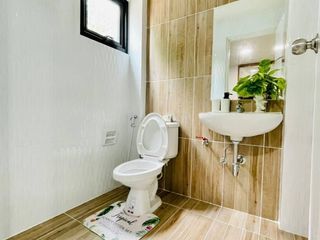 Casa adosada en venta de 3 habitaciones en Bang Sao Thong, Samut Prakan