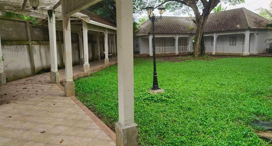 Casa en venta de 5 habitaciones en Krathum Baen, Samut Sakhon