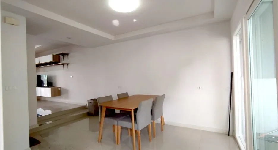 Casa en alquiler de 4 habitaciones en Mueang Chon Buri, Chonburi