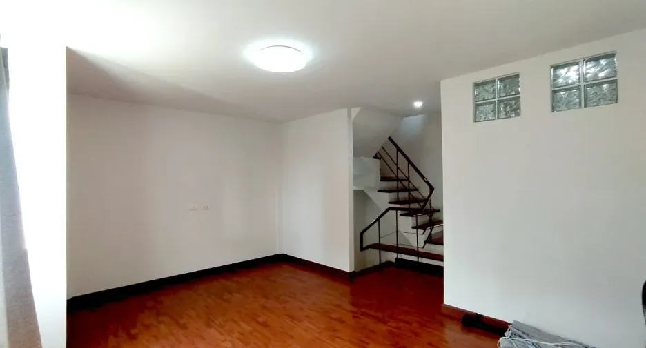 Casa en alquiler de 4 habitaciones en Mueang Chon Buri, Chonburi