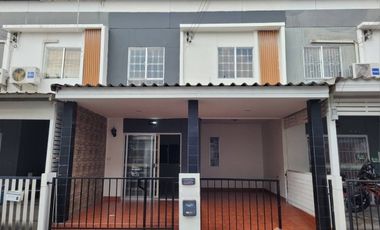 À vendre 3 chambres maison de ville à Mueang Pathum Thani, Pathum Thani