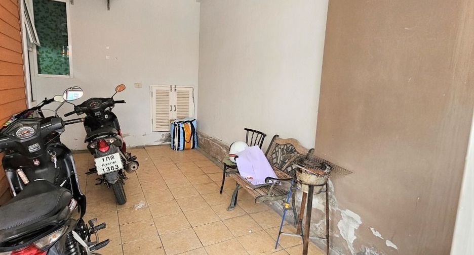 For sale 4 bedrooms townhouse in Mueang Samut Sakhon, Samut Sakhon